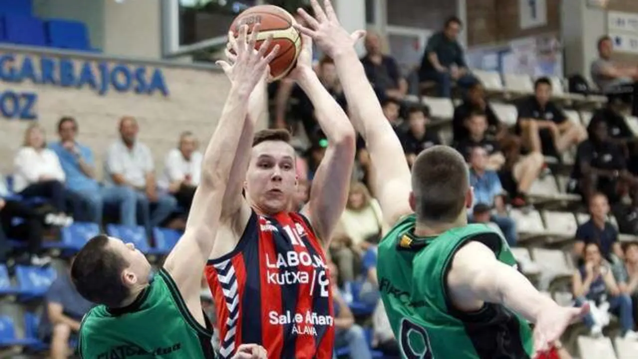El nuevo jugador oscense, Sedekerskis, jundando un partido en la ACB con el Baskonia. | Imagen: fbm.es