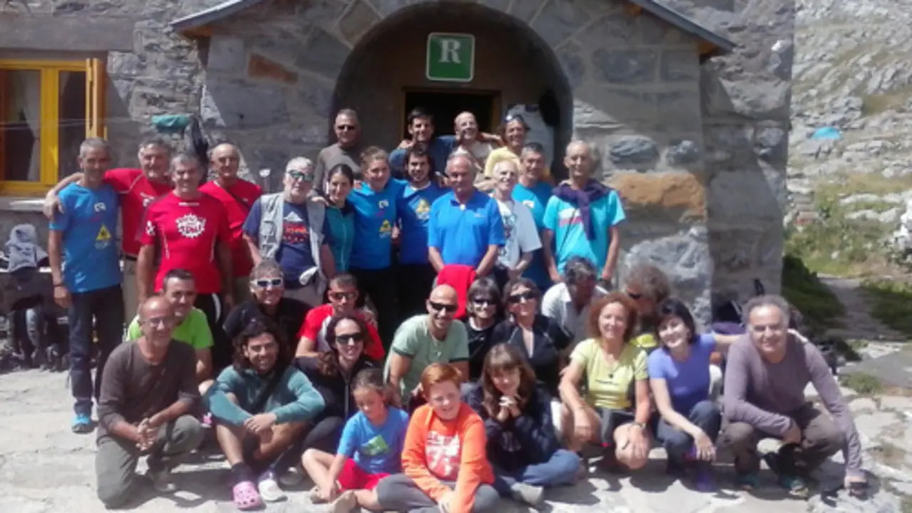 Foto de familia de los asistentes al acto conmemorativo.
