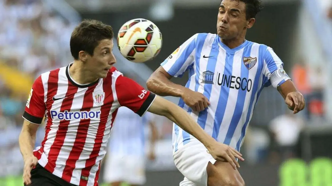 Guillermo Fern&aacute;ndez pelea por un bal&oacute;n con Wellington | Foto: aldia.cr