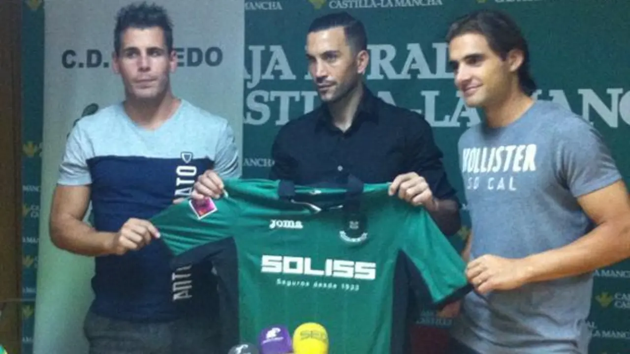 Echaide y Esn&aacute;ider con Sorribas en su presentaci&oacute;n como jugadores del Toledo | Foto: @Ser_Toledo