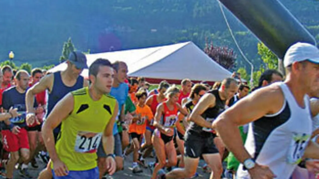 Salida en la edici&oacute;n pasada de la carrera popular. |Foto:turismovillanua