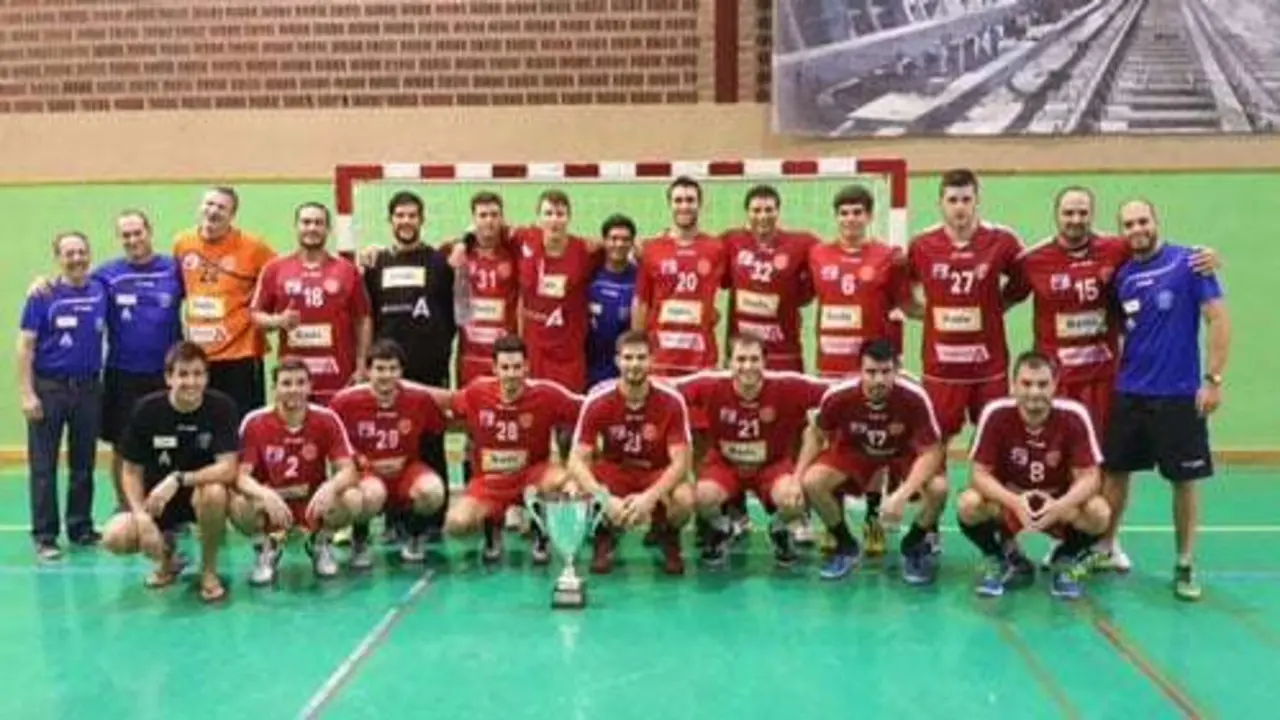 La plantilla de Bada Huesca posando con la Copa | Foto: Bada Huesca