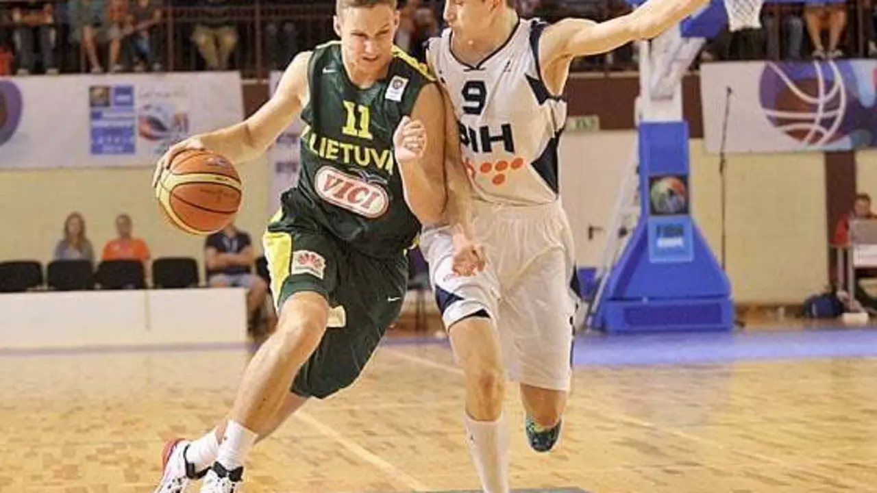 Sedekerkis jugando un partido con la selecci&oacute;n Sub18. | Imagen: FIBA