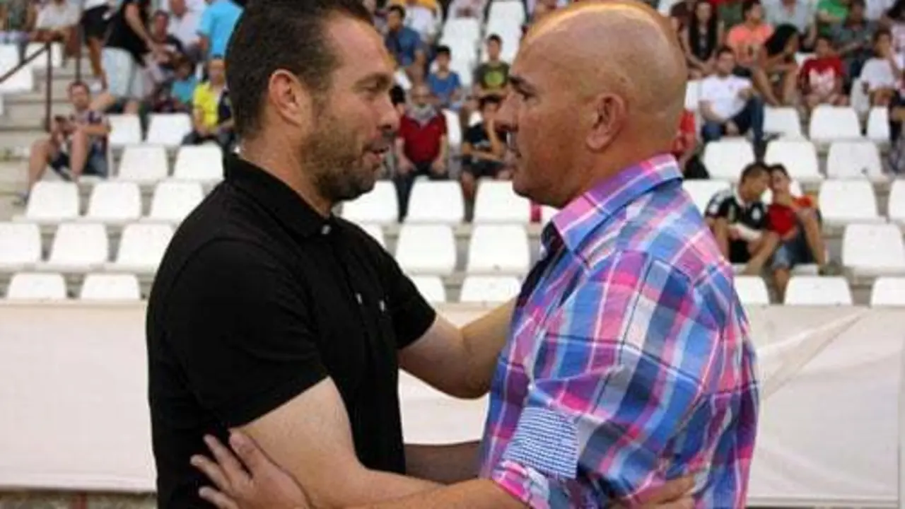 Sampedro se saluda con Tevenet antes del inicio del encuentro en la Primera Vuleta. | Foto: eldigitaldealbacete.com &ndash; Hugo Pi&ntilde;a
