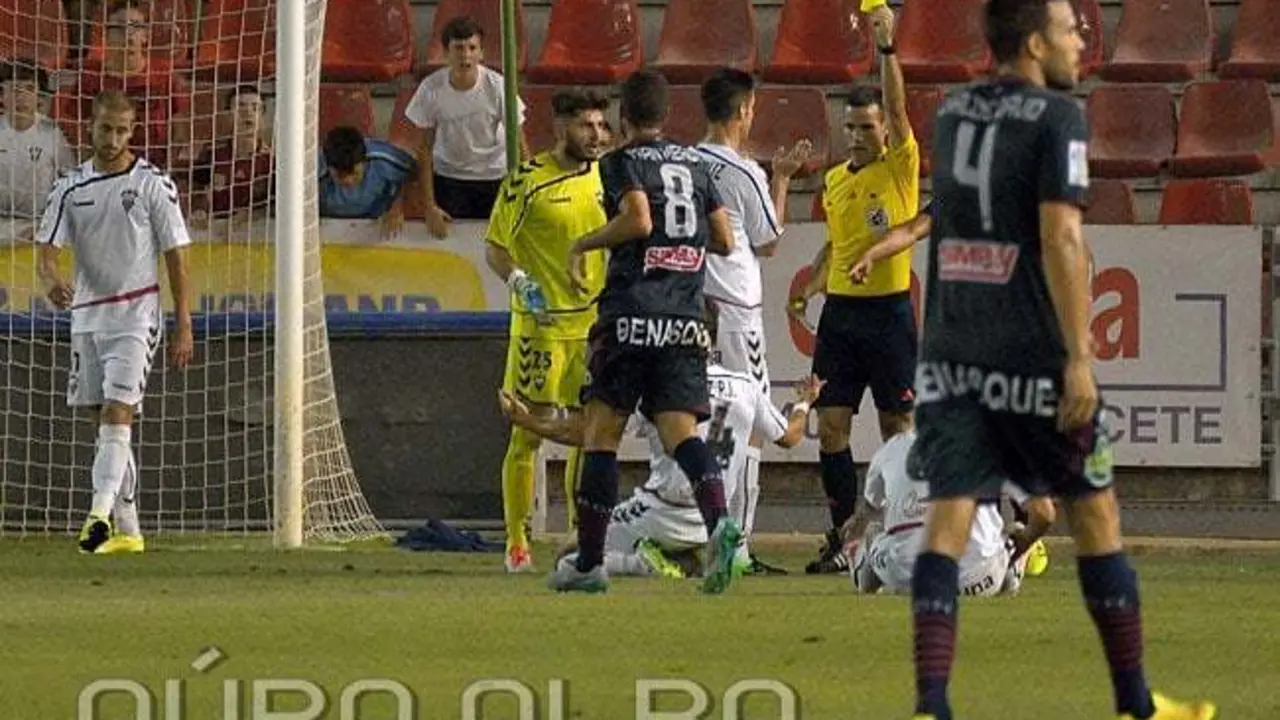 Momento en el que el &aacute;rbitro se&ntilde;ala penalti a favor del Huesca | Foto: Nano Luj&aacute;n - aupaalba.es