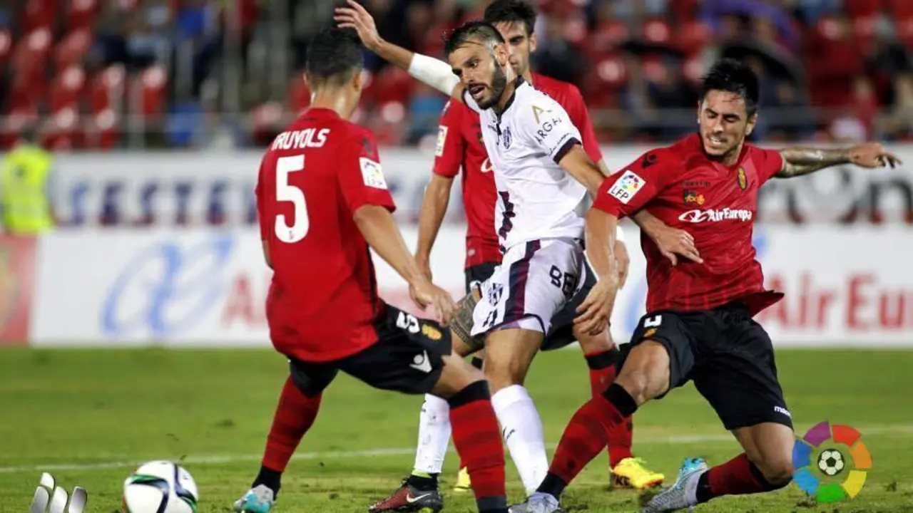 Tyronne rodeado de rivales en Mallorca | Foto: laliga.es