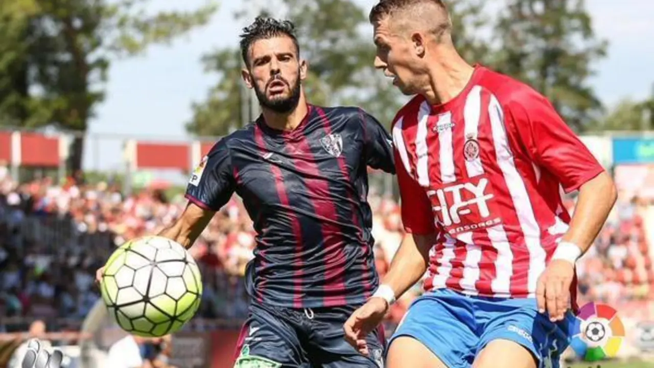 Tyronne presiona a un defensor del Girona | Foto: laliga.es