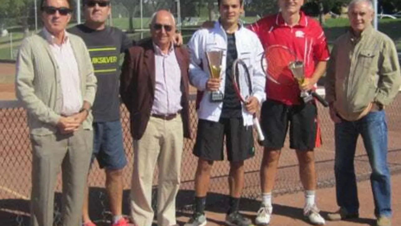 Jano p&eacute;rez posa con el trofeo de Campe&oacute;n | Foto: CT Osca