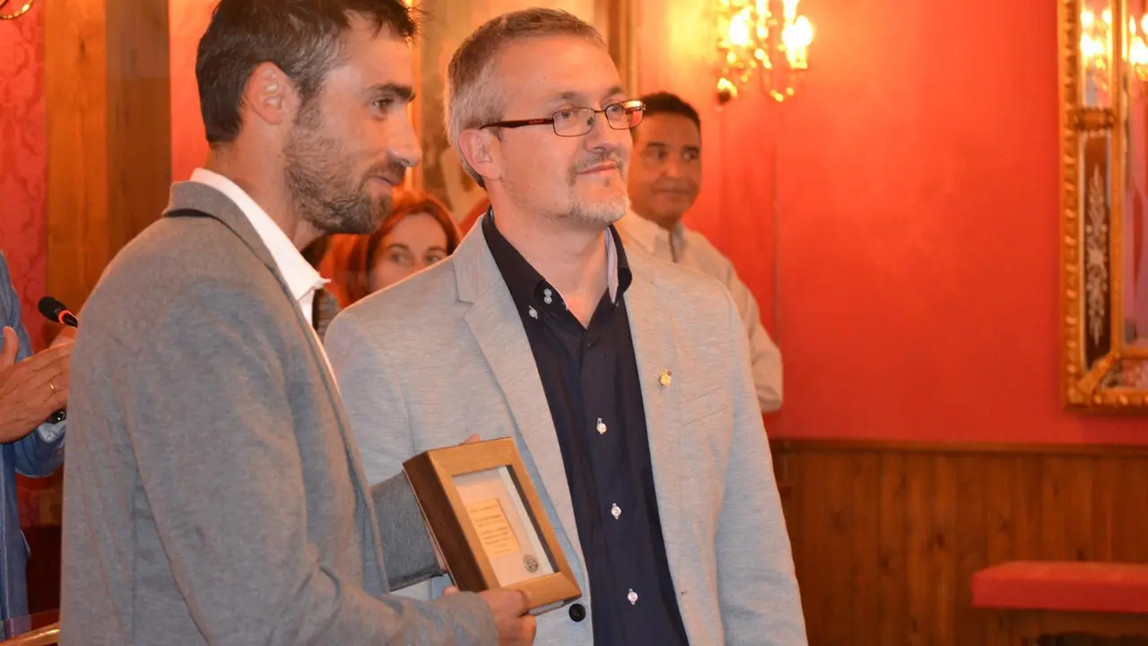 Luis Alberto Hernando con la placa de homenaje del Ayuntamiento de Jaca.