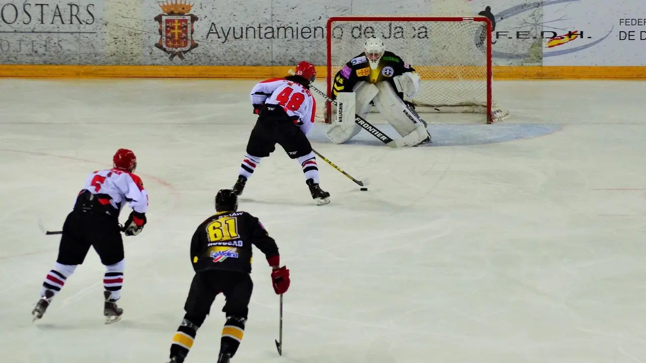 Di Sei anotando su primer gol del encuentro. Foto: Sporthuesca. Lorena Aparicio.