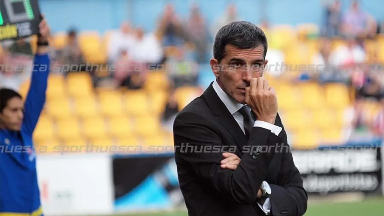 L&oacute;pez Mu&ntilde;iz dirigiendo al Alcorc&oacute;n frente al Huesca | Foto: C.Pascual