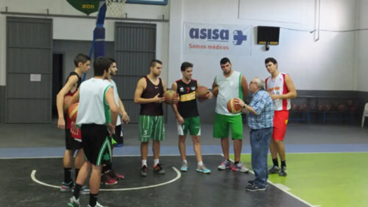 I&ntilde;aki Iriarte con varios jugadores del club la pasada campa&ntilde;a | Foto: CB Juventud Osca