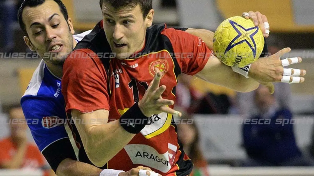 Eloy busca zafarse de un jugador de Granollers | Foto: Javi Blasco