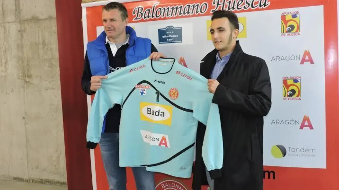 Pejanovic con Pablo Naval en la presentaci&oacute;n del patrocinio. Foto: BM Huesca