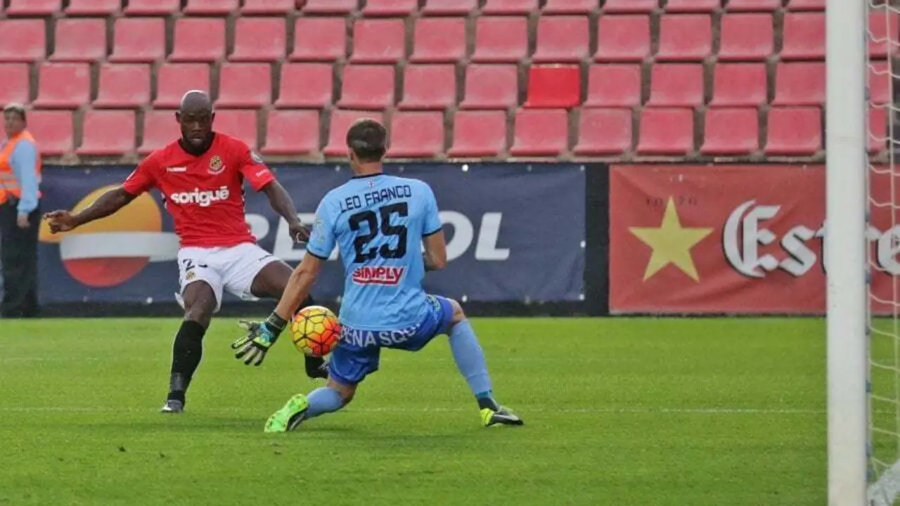 Leo Franco no pudo evitar el gol de Eman&aacute; en Tarragona | Foto: Diari de Tarragona