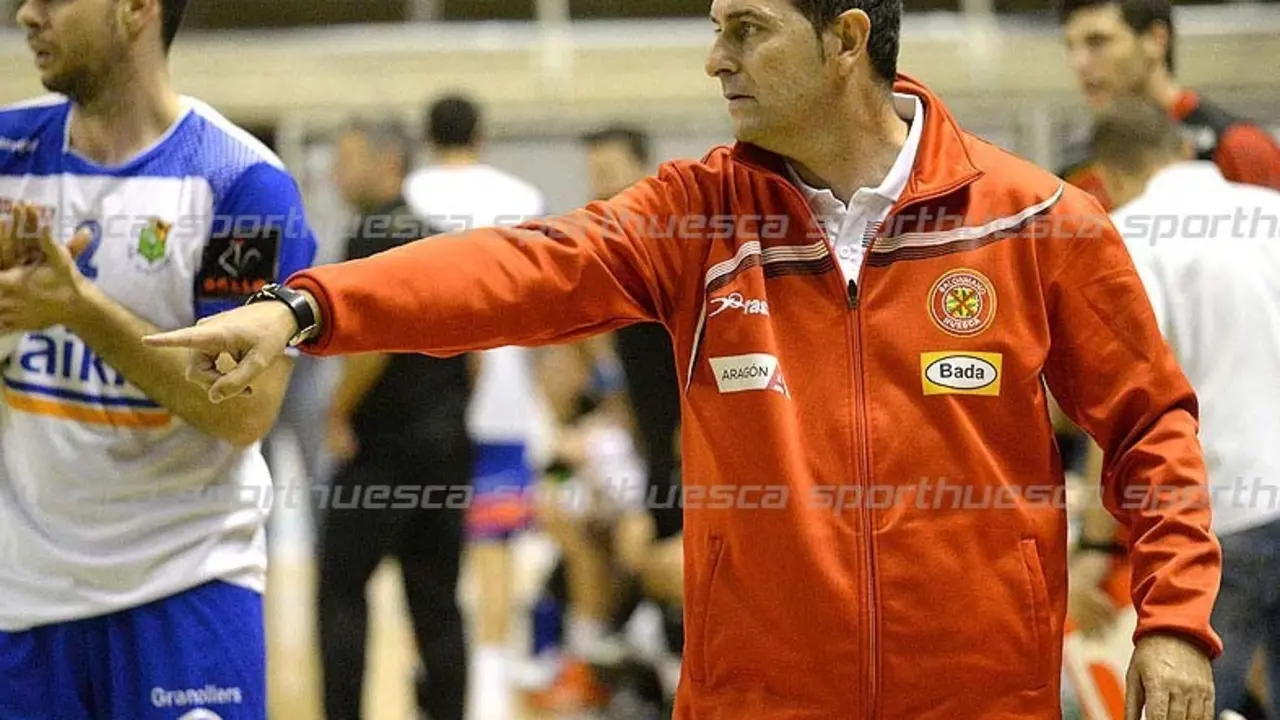 Nolasco dirigiendo al Bada BM Huesca | Foto: Javi Blasco