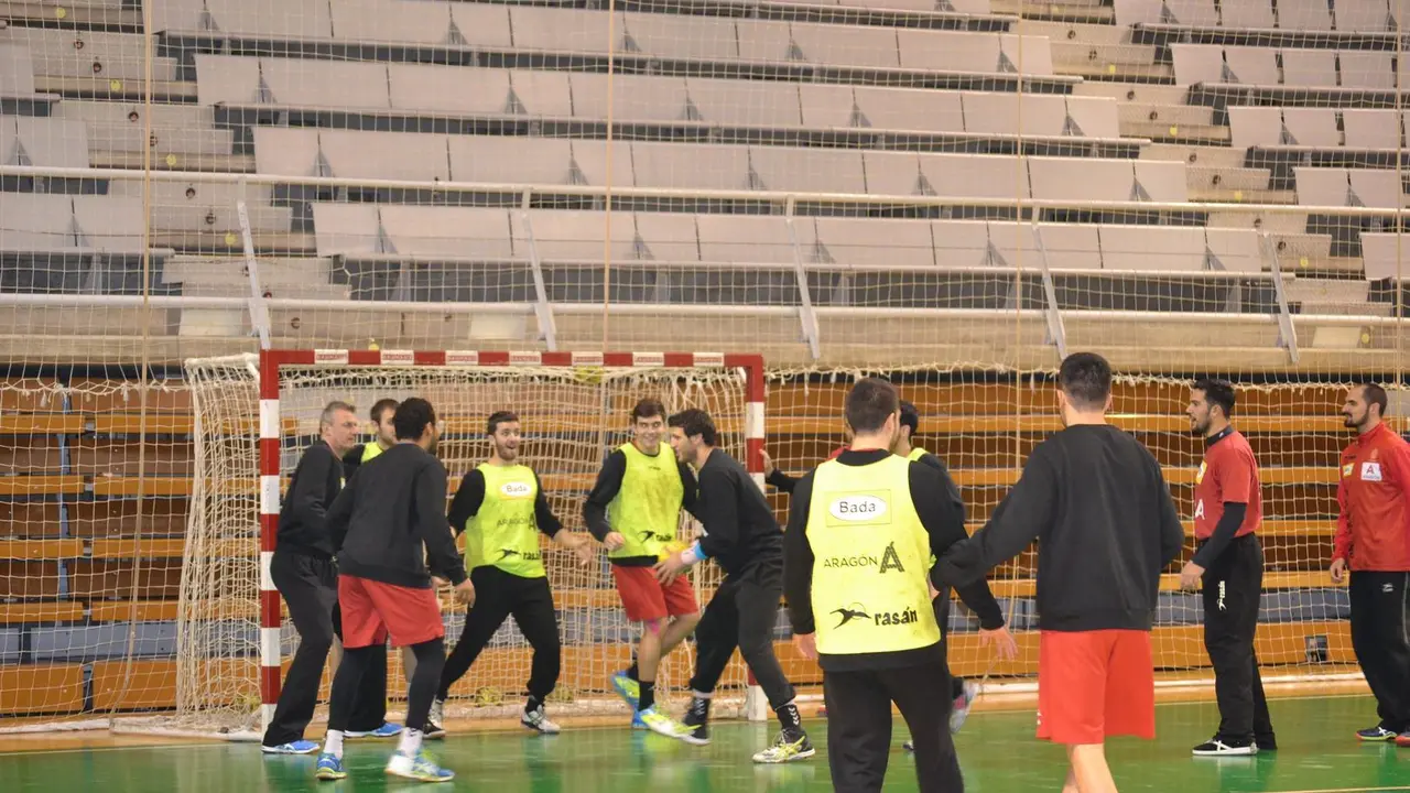 Jugadores del Bada, en el inicio de un entrenamiento. Foto: I. V.