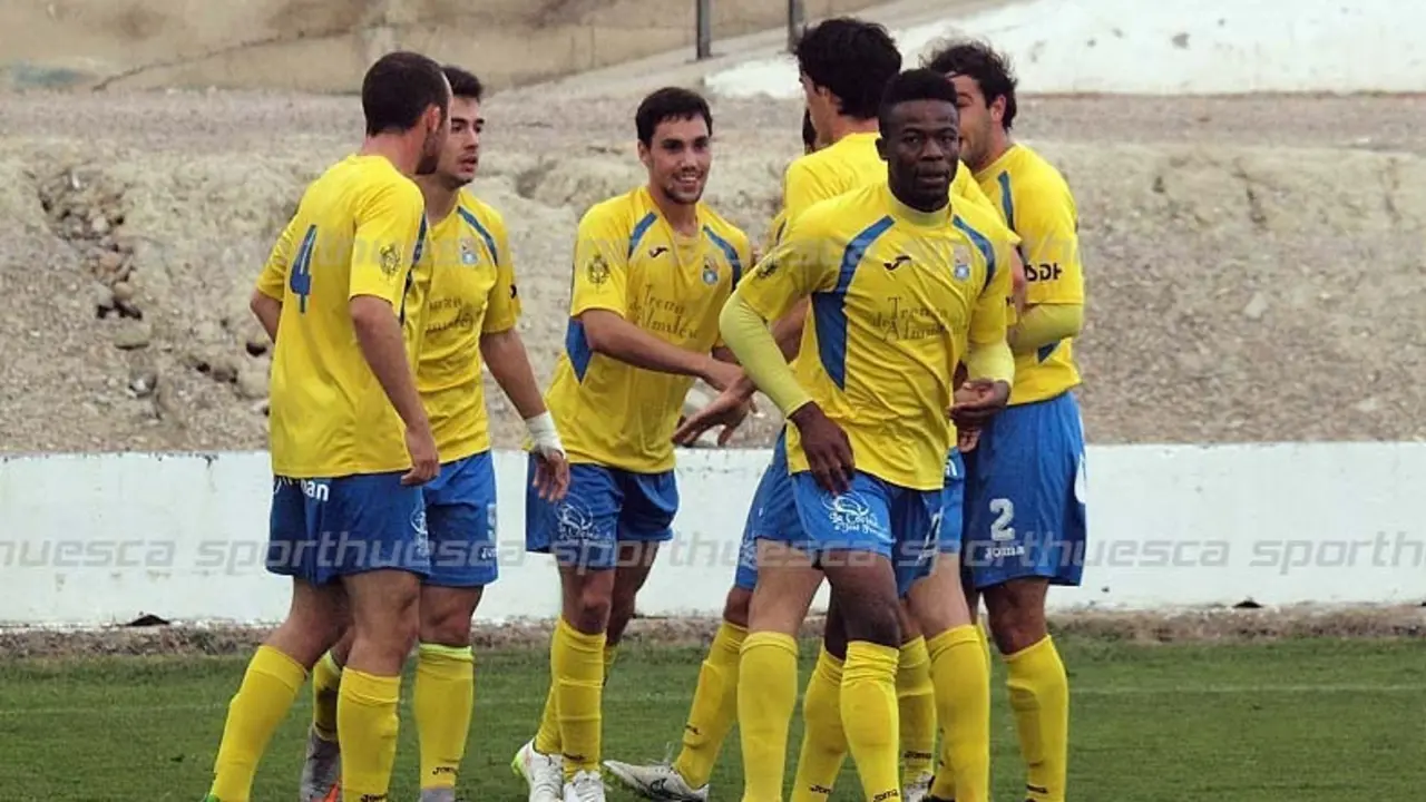 La plantilla del Almud&eacute;var celebra un gol | Foto: C.Pascual