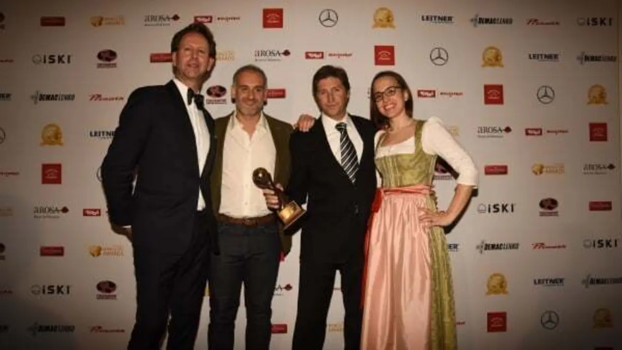 Jaime R&iacute;o y Gabrrieel Mur, en el centro de la imagen, recogen el premio.