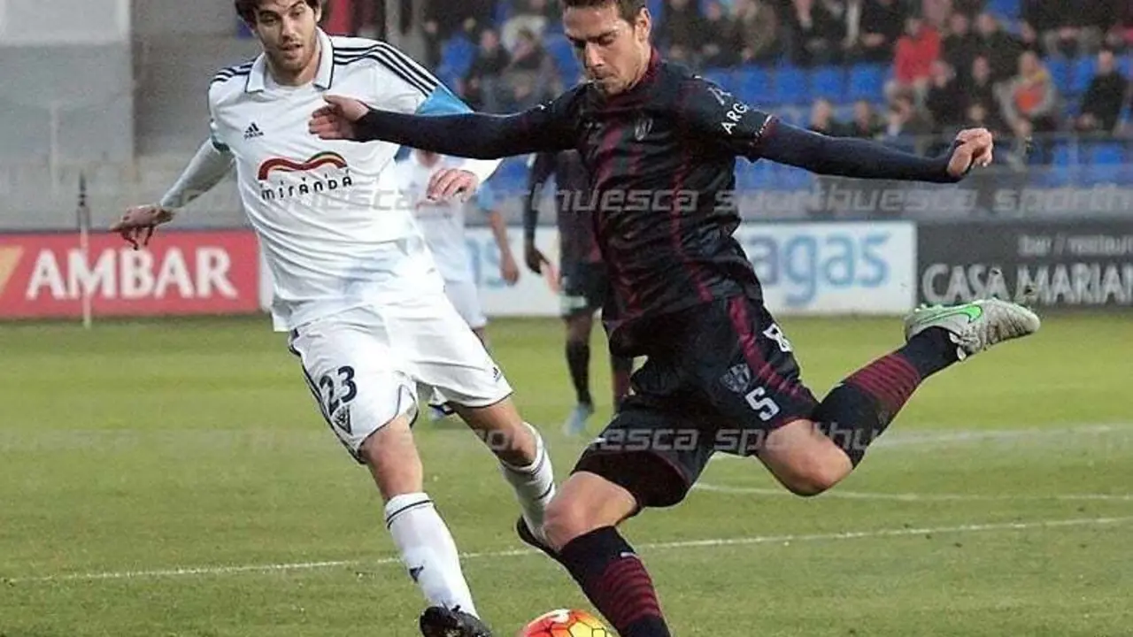 Manolo despeja un bal&oacute;n ante el Mirand&eacute;s | Foto: C.Pascual