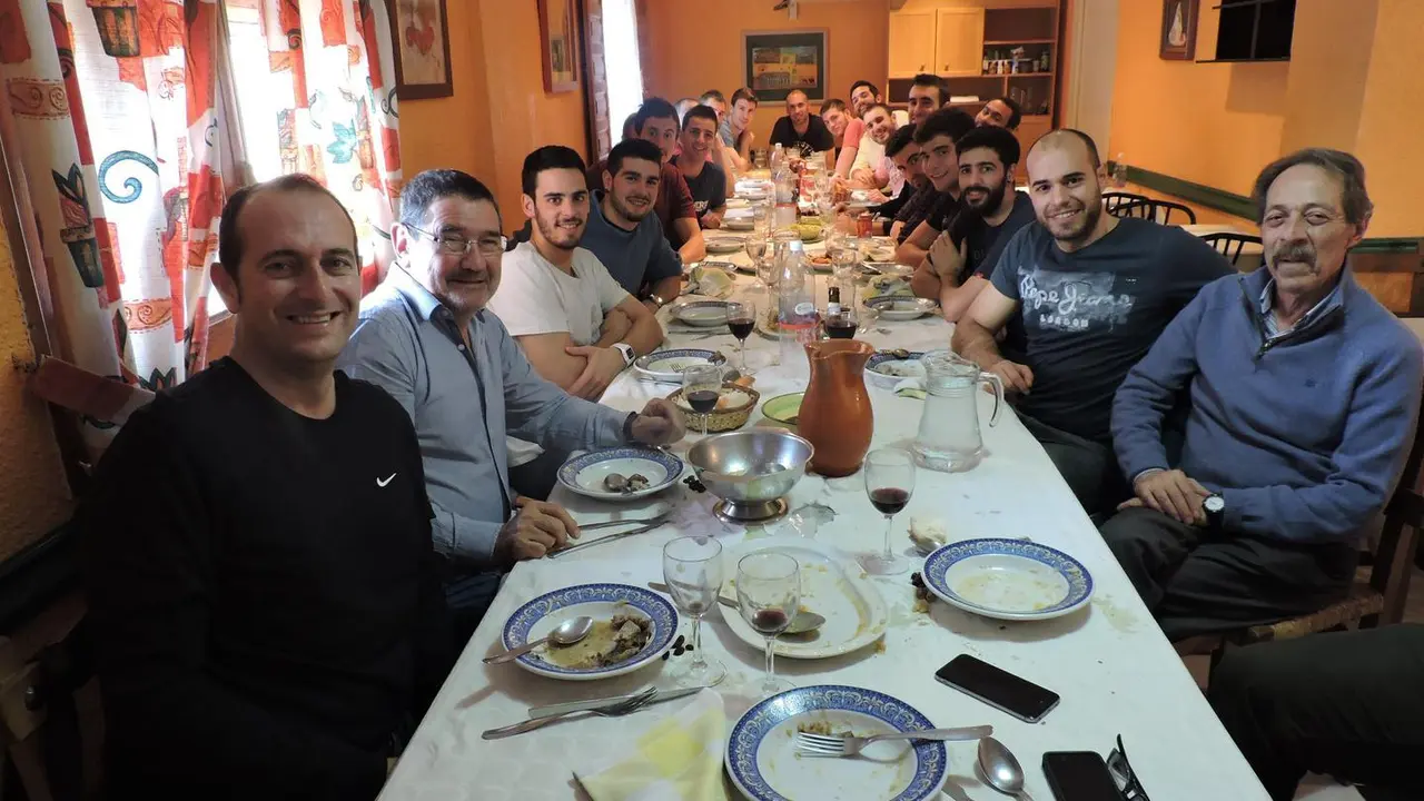 Cuerpo t&eacute;cnico, delegados y plantilla tras dar cuenta del cocido. Foto:  BM Huesca