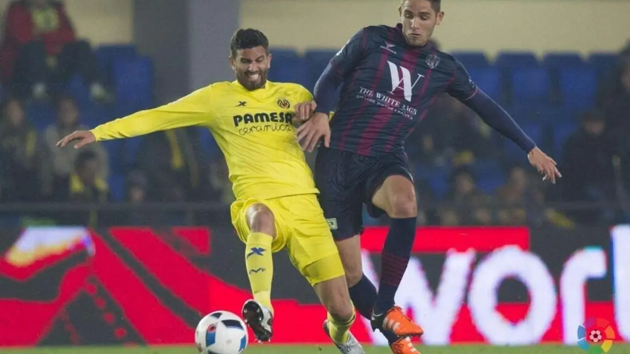 Jonathan Moya pelea por un bal&oacute;n en El Madrigal | Foto: LFP