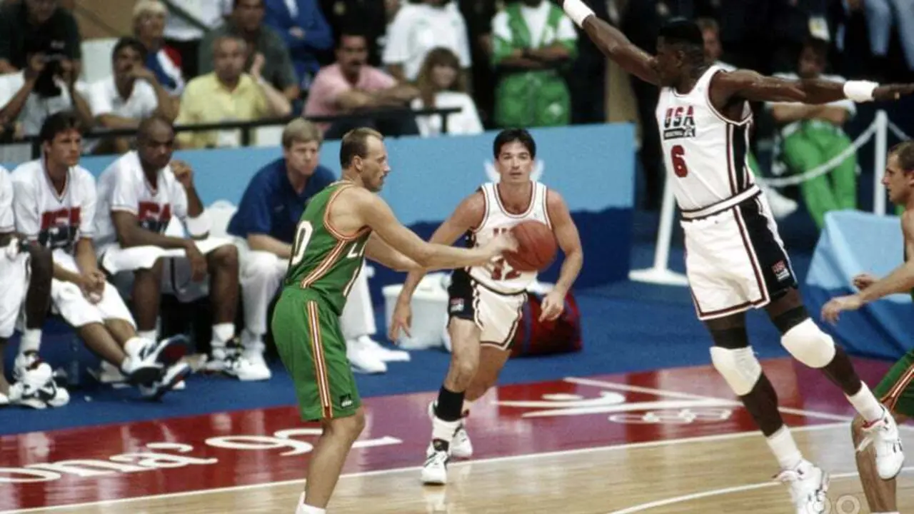 Kurtinaitis contra el Dream Team en Barcelona 92 | Foto: Spokeo.com