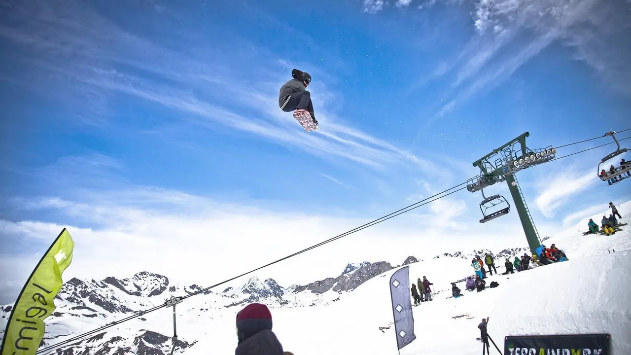 Espectacular salto en el Terrain Park de Formigal, en una imagen de archivo. Foto: Aramon Formigal-Panticosa