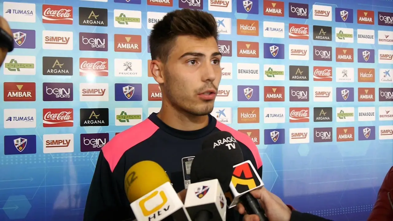 Luis Fern&aacute;ndez atendi&oacute; ayer a la prensa oscense