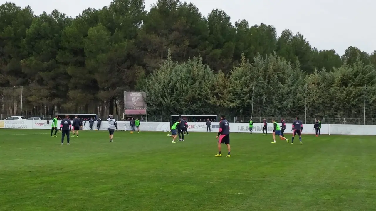 Entrenamiento del Huesca en el IES Pir&aacute;mide | Foto: Miguel Barluenga