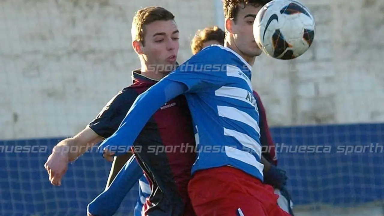 Blasco en una disputa de bal&oacute;n con un rival | Foto: C.Pascual