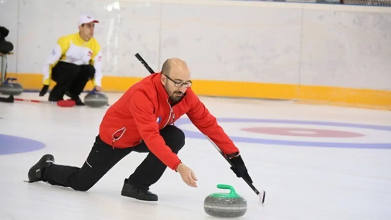 Integrante del equipo de Curling del CH Jaca practicando su deporte | Foto: CH Jaca