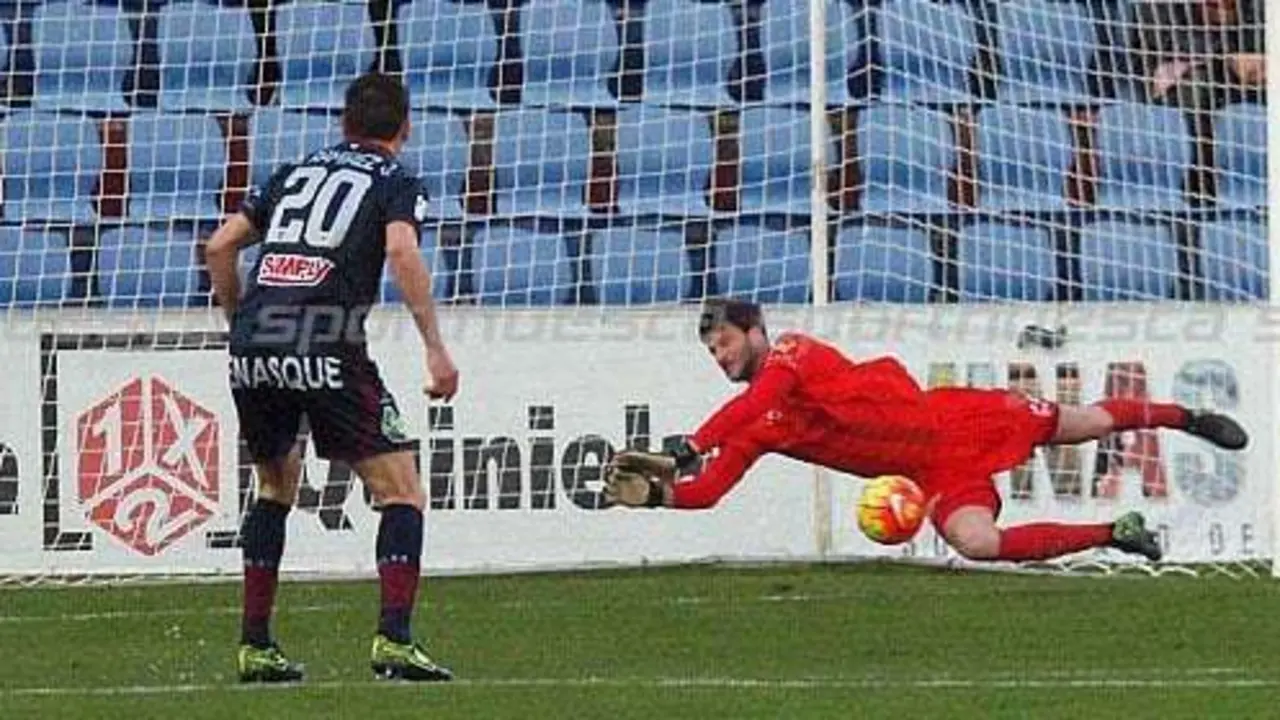 Leo Franco ante el Girona  | Foto: C.Pascual