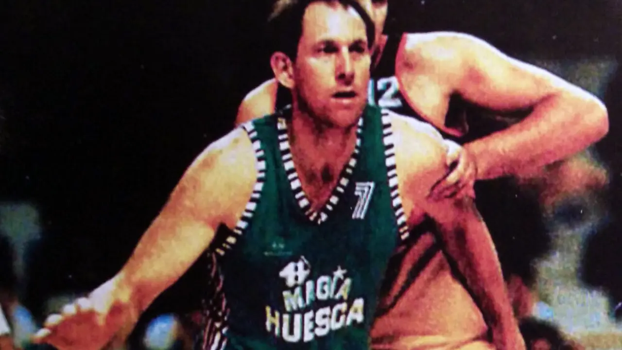 Brian Jackson defendido por John Pinone | Foto: Gigantes