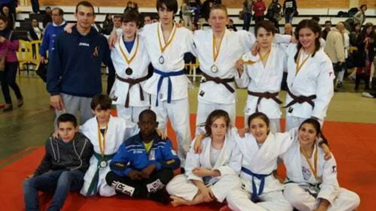 Imagen de los judokas del CJ Bin&eacute;far con sus medallas | Foto: CJ Bin&eacute;far