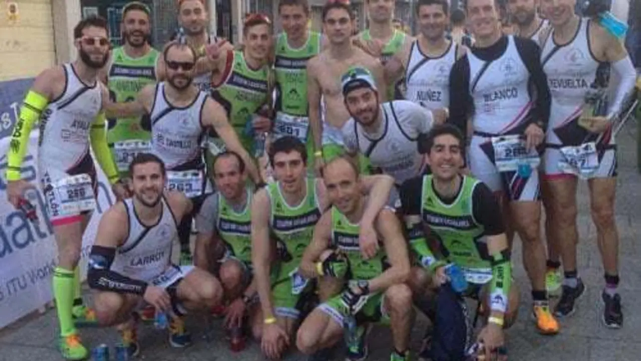 Foto de familia de los participantes masculinos de ambos clubes | Foto: FATRI