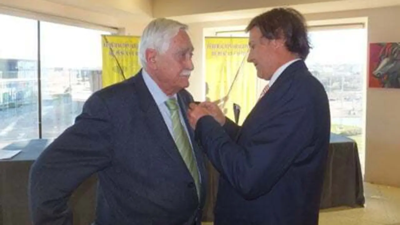 Victor Otal pone la Insignia de Oro de la FAPyC a Jose Miguel Zaborras