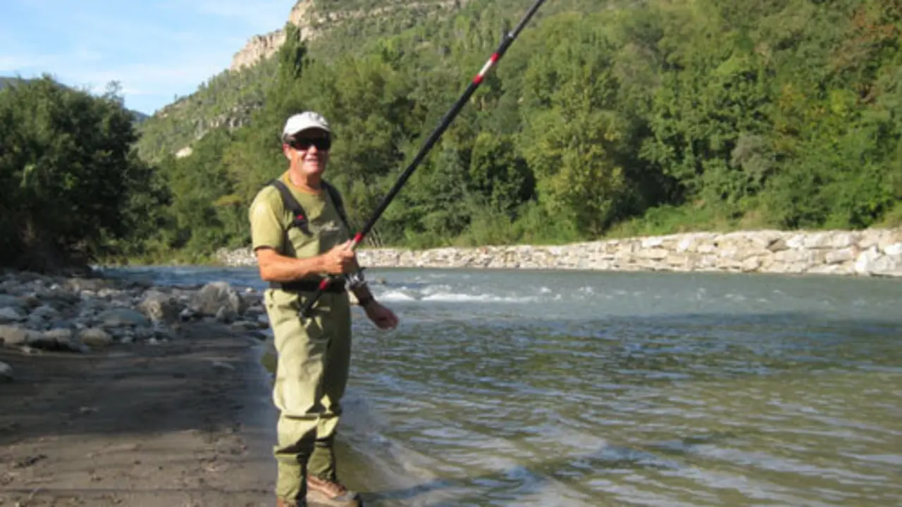 Julian Vergara, de GMS, pescando a cebo natural en el coto de Santaliestra.