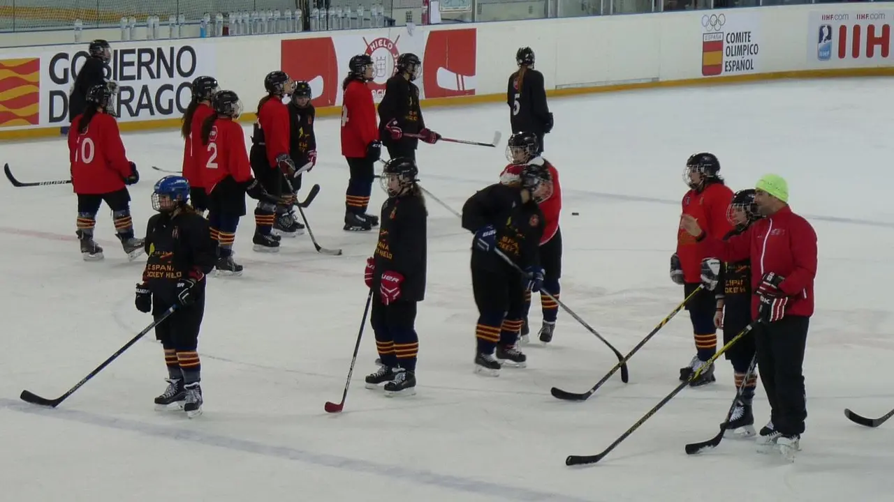 La selecci&oacute;n espa&ntilde;ola femenina de hockey hielo en uno de sus entrenamientos previos al mundial | Foto: FEDH