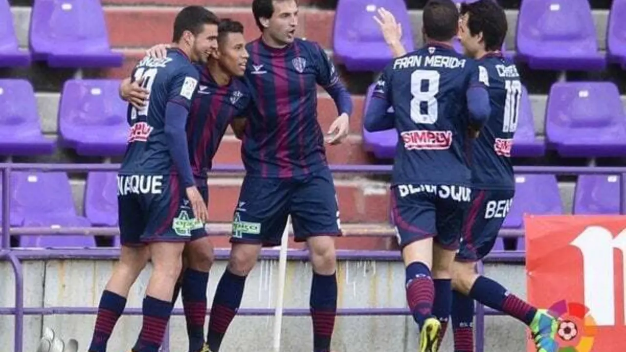 Los jugadores del Huesca celebran el gol de Mach&iacute;s en Valladolid | Foto: LFP