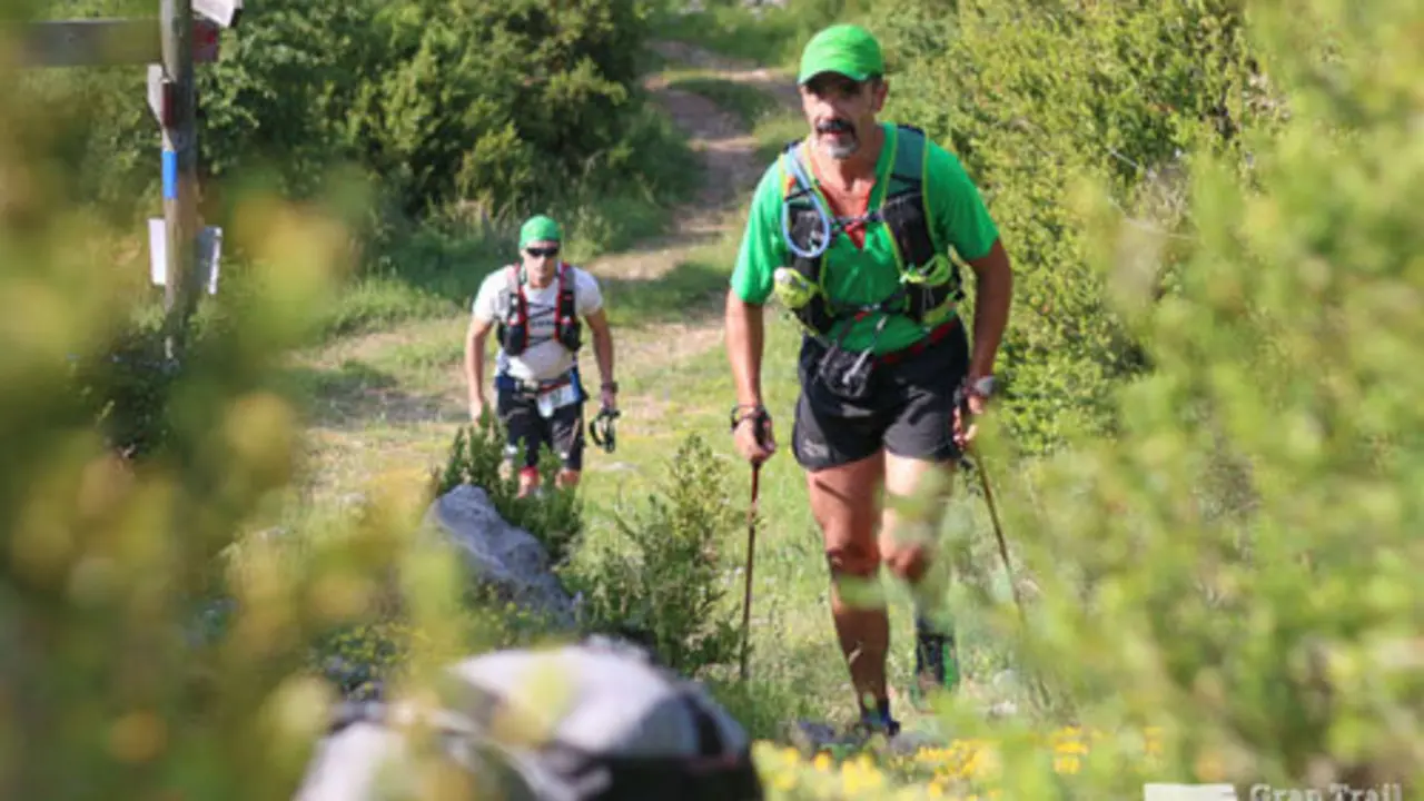 Corredores en un tramo de la carrera Gran Trail Sobrarbe. Foto: Cedida