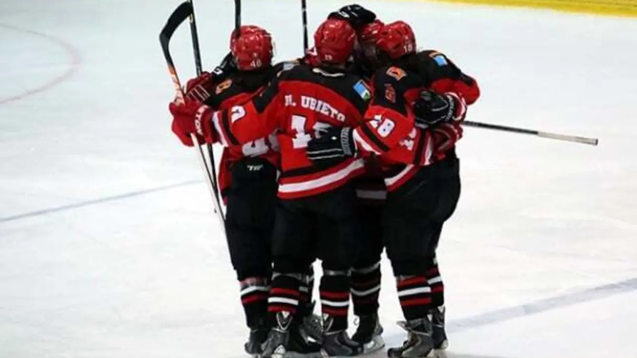 CH Jaca y Txuri Urdin luchar&aacute;n por el t&iacute;tulo de liga en San Sebasti&aacute;n en el quinto partido. Foto: Club Hielo Jaca