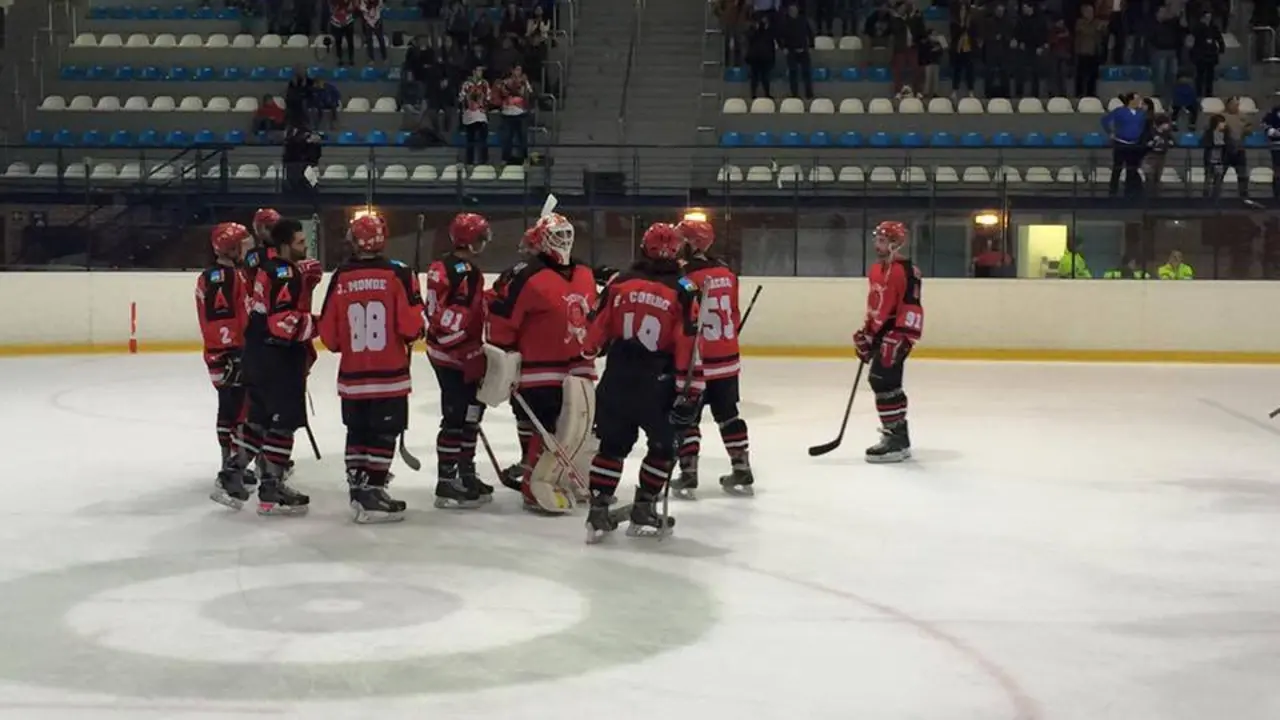 El CH Jaca cae en Copa ante el Txuri pero cierra una gran temporada con un nuevo t&iacute;tulo de liga. Foto: Club Hielo Jaca