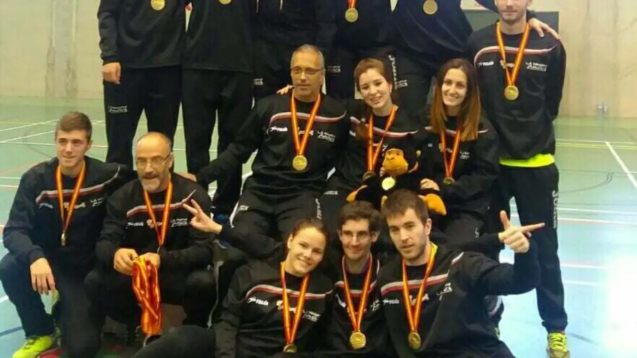 Equipo, cuerpo t&eacute;cnico y delegados con la medalla al cuello. Foto: CB Huesca 