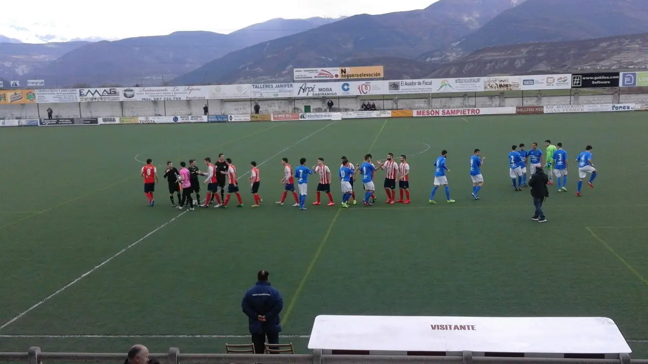 Imagen antes del encuentro entre el Sabi y Fraga. Foto: sporthuesca.com