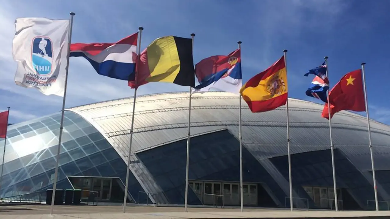 Las banderas de las selecciones del mundial ondeando ante la Pista de Hielo de Jaca | Foto: Mundial Hockey Hielo Jaca