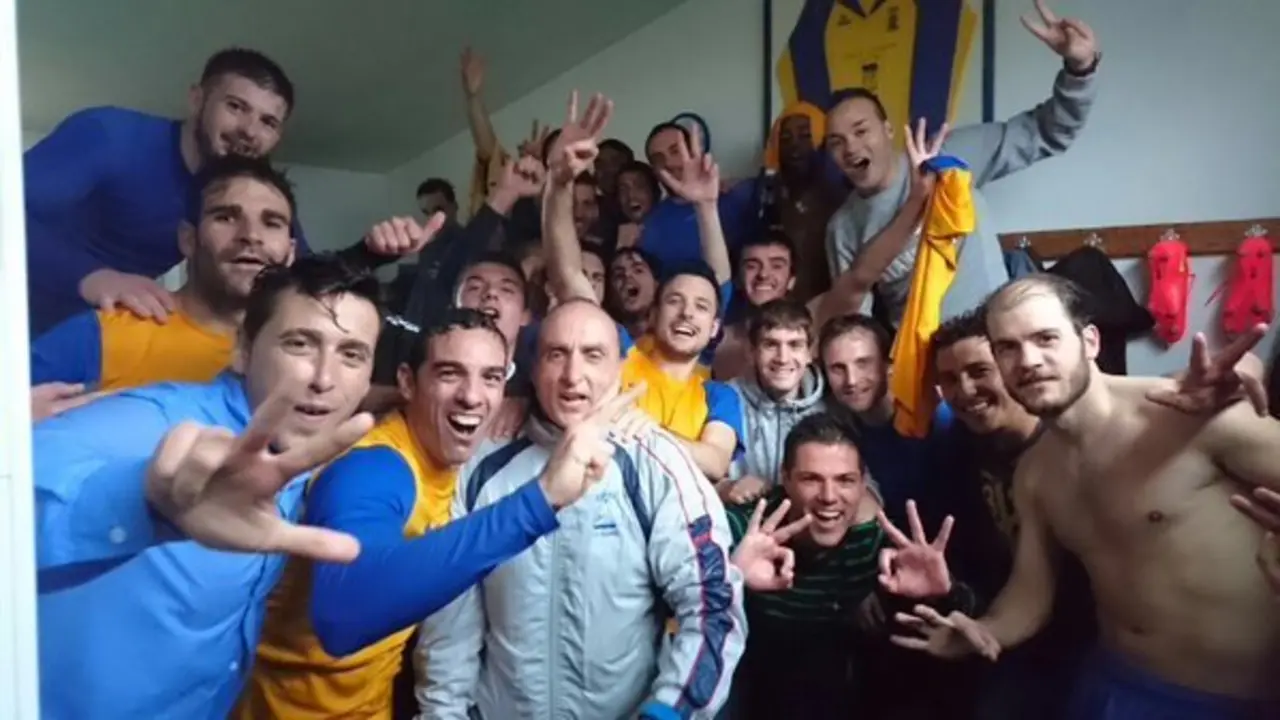 Imagen de la celebraci&oacute;n del ascenso tras el partido. | Foto: Twitter - @cdrobres