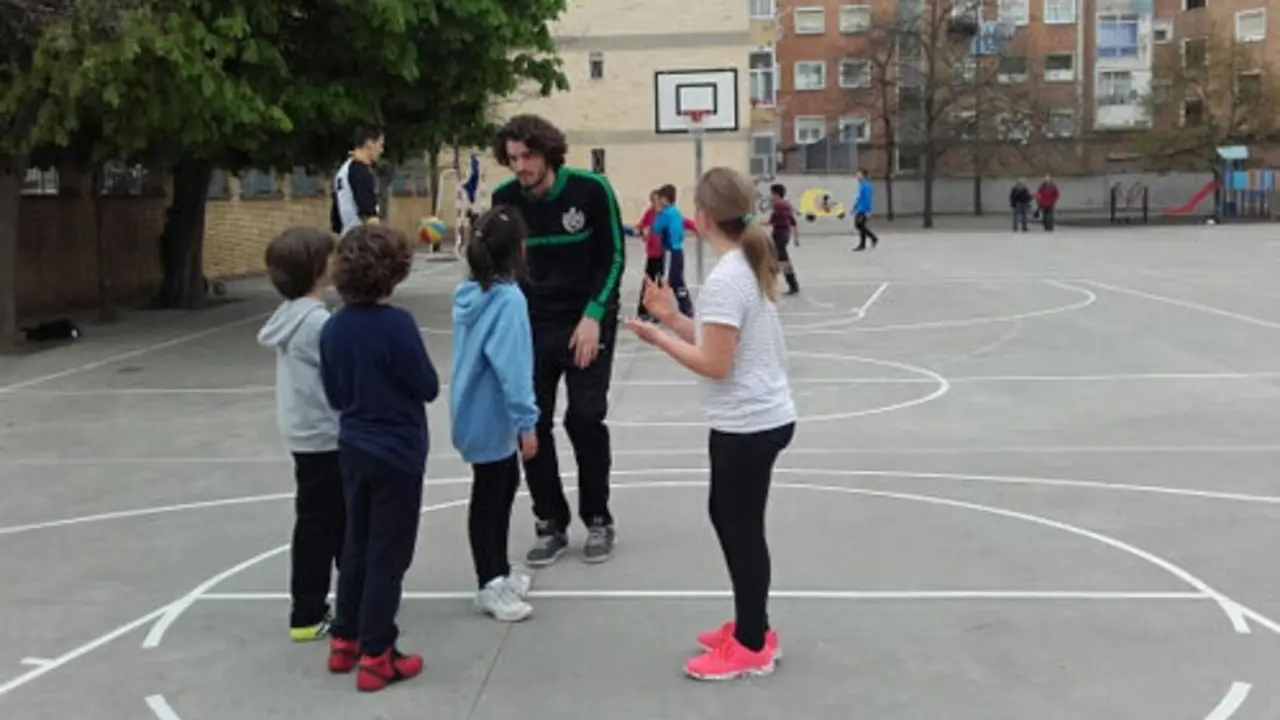 Imagen durante una de las actividades con los escolares | Foto: CB Pe&ntilde;as Huesca