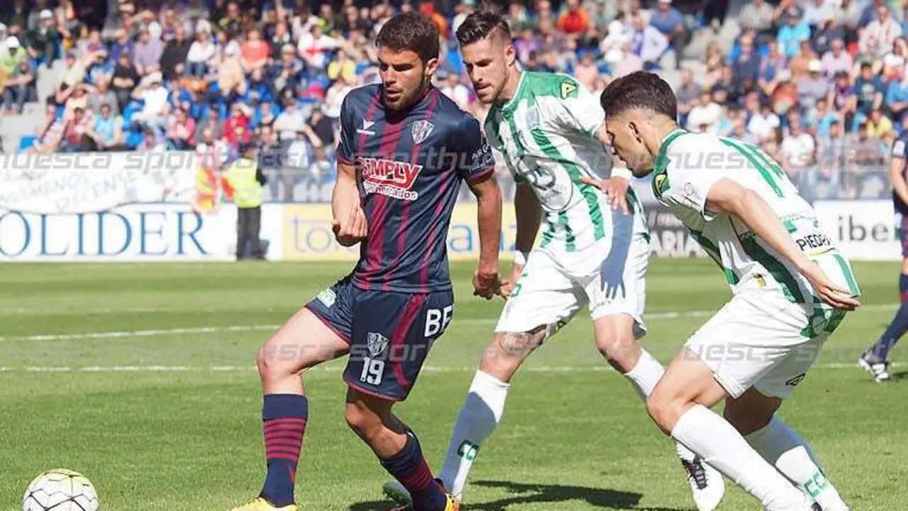 Alexander Gonz&aacute;lez durante el Huesca - C&oacute;rdoba de la pasada campa&ntilde;a | Foto: C.Pascual
