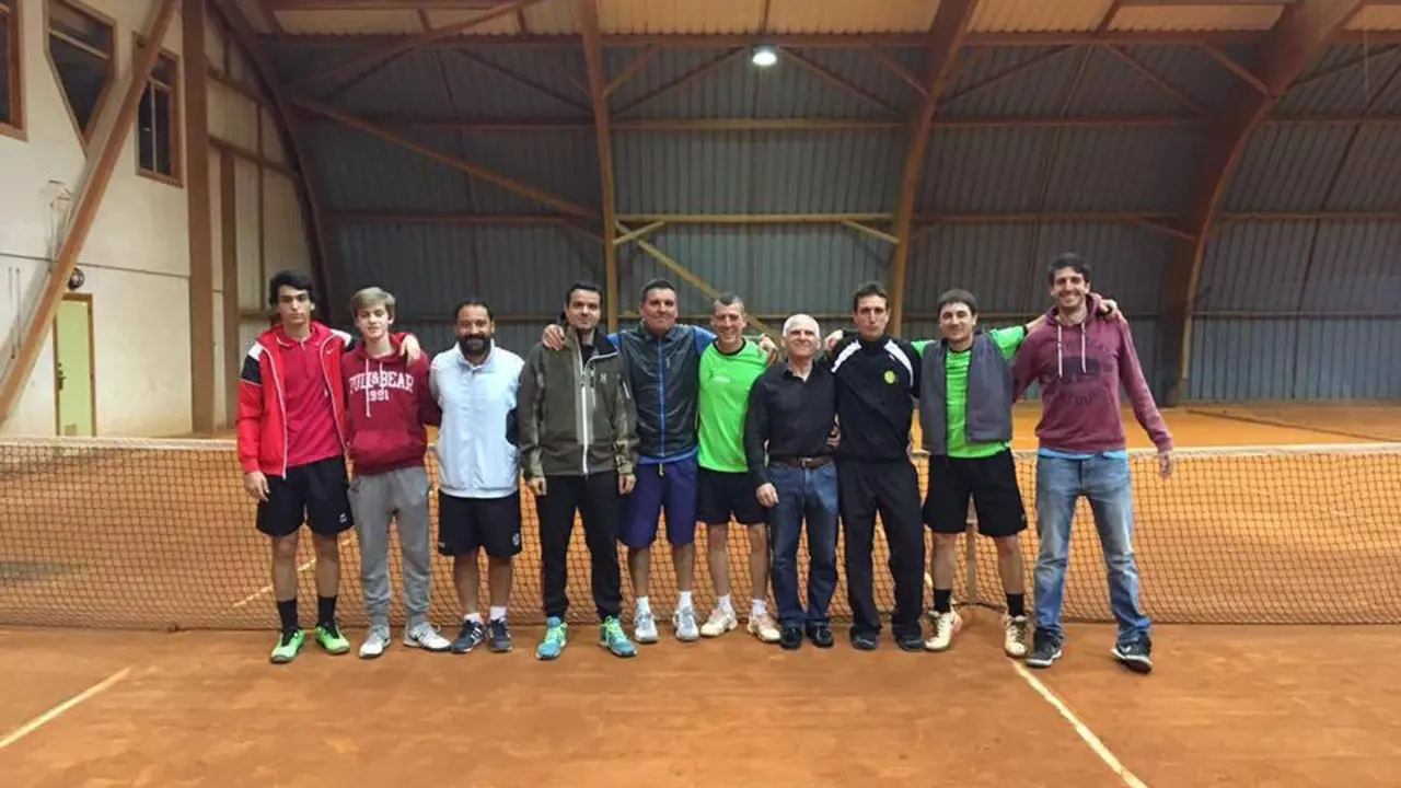 Los integrantes del equipo PyreneSport, posan como nuevos campeones de Huesca.|Foto: PyreneSport Jaca